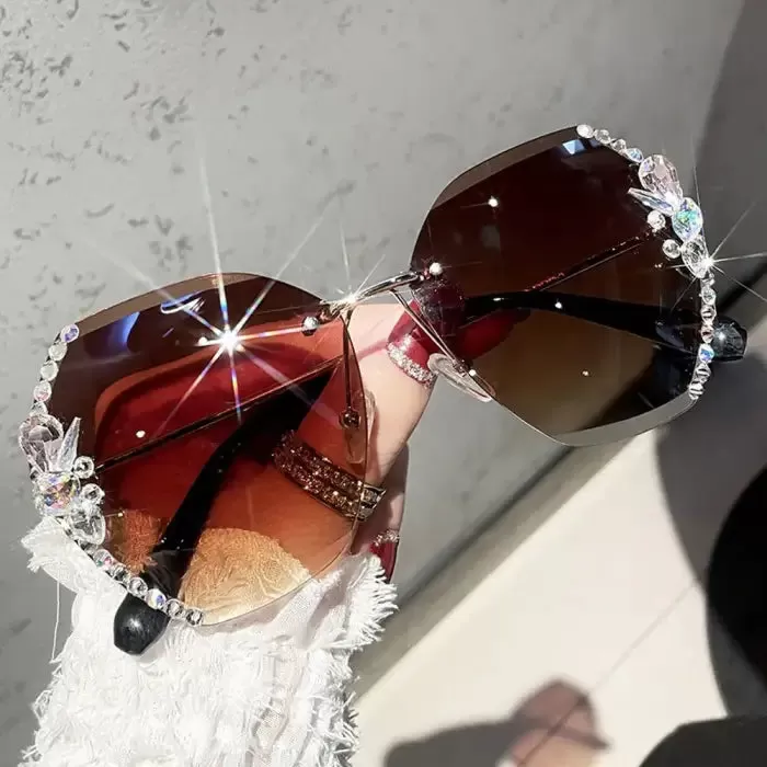 Enhance Your Look with Trendy Gradient Sunglasses!