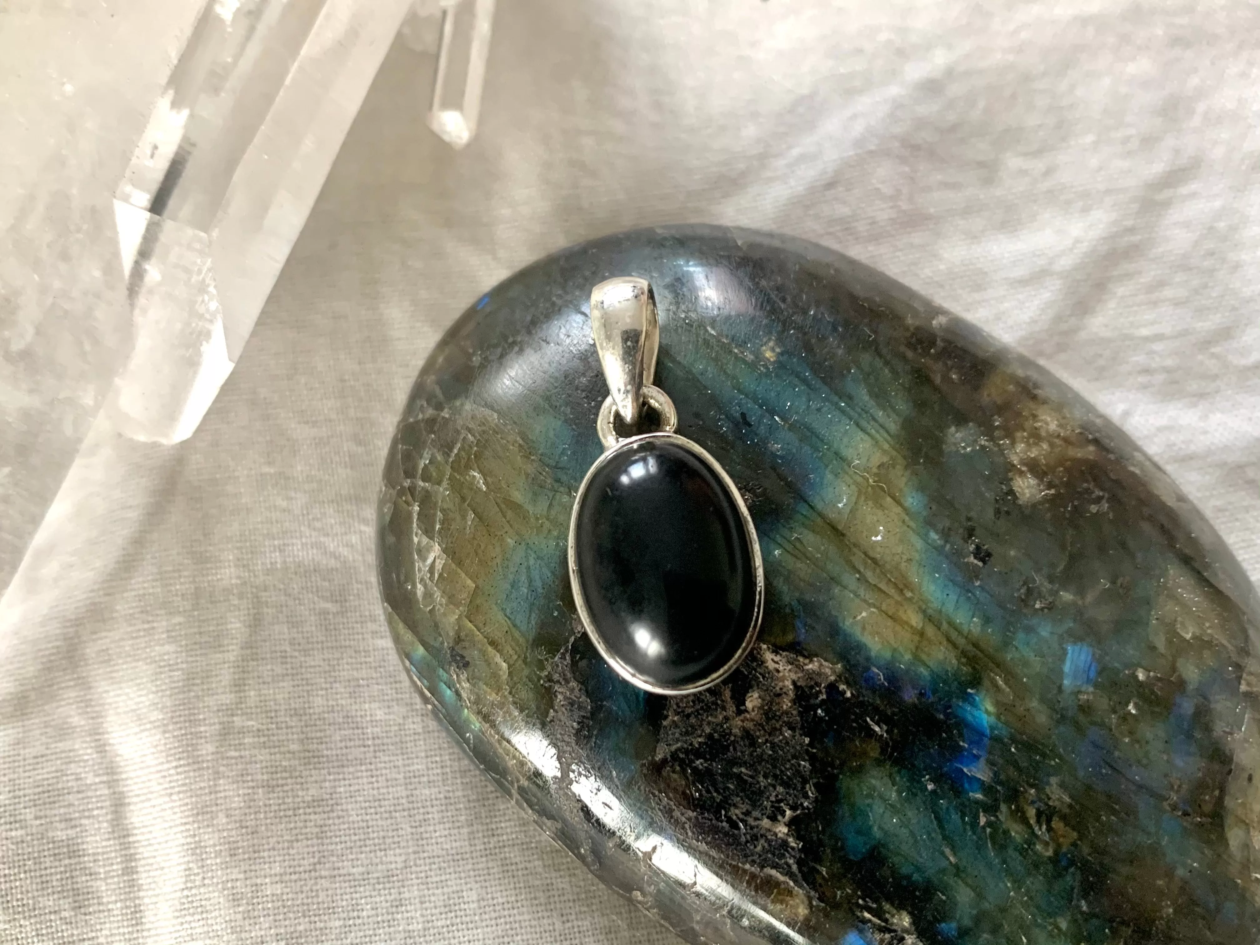 Onyx Akoni Pendant - XSmall Oval